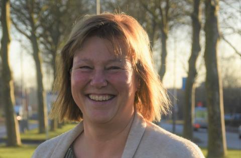 Intro afbeelding voor interview: Medewerker communicatie Ange van der Velden-Moret zorgt binnen Van Dijk voor onder andere heldere teksten